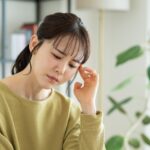 悩む若い女性