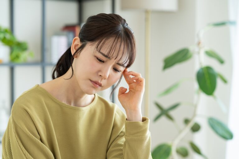 悩む若い女性