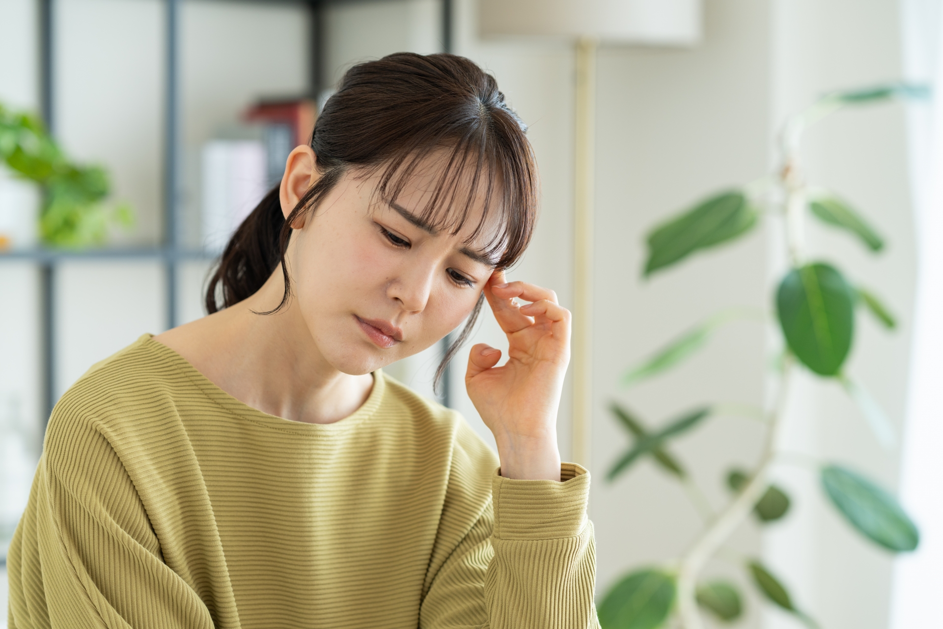 悩む若い女性