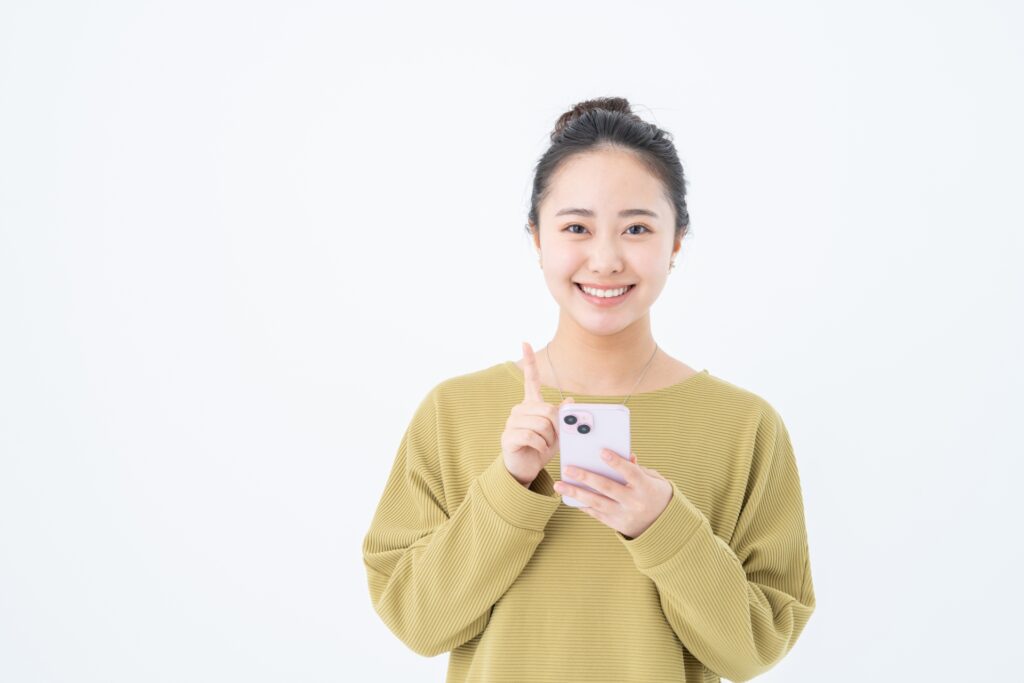 スマホを使う若い女性