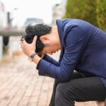 落ち込む男性