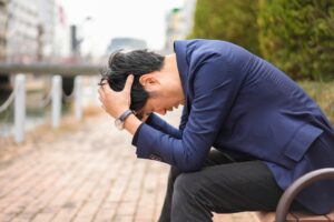 落ち込む男性