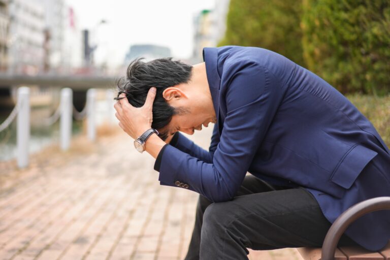 落ち込む男性