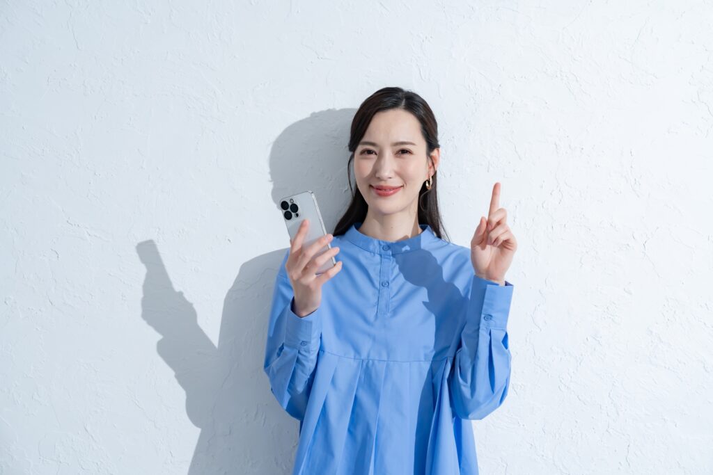 スマホを持つ青い服を着た女性